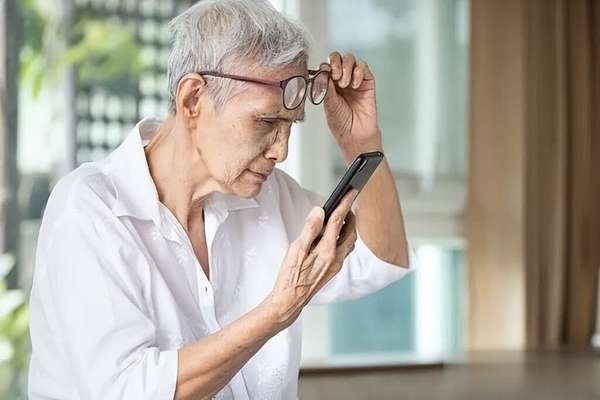 眼睛越来越模糊而且越来越小(眼睛越来越模糊别只当是老了，或是7种疾病的前兆)