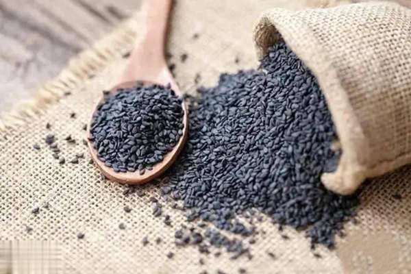 掉发严重人群的食谱(掉发愁人？10种家常食物安排上，让头发悄悄变浓密)