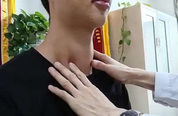 医生劝别人戒烟酒而自己不戒(医生叮嘱甲状腺人群：宁可吃肉，也别贪嘴这5物)