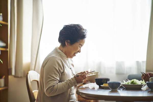 医生苦劝在晚上别吃这3种食物(医生苦劝：吃降脂药别碰这2种蔬菜，否则血管易堵塞)