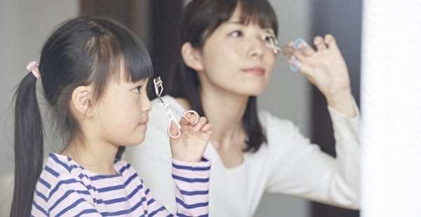 六岁女孩近视1400度怎么办(6岁女儿近视100度，仨“笨办法”坚持一年竟恢复了！)