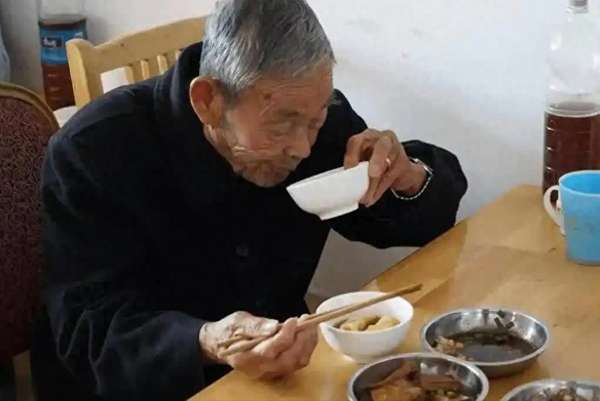 老年人晚餐决定寿命(老年人晚餐越早越好？医生：60岁后晚餐尽量注意4件事)