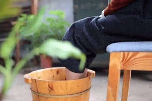 专家讲血栓的症状图片(医生揭秘：血栓患者坚持泡脚半年，身体有4大改善！)