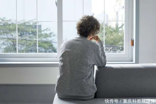 问了医生才知道：早期老年痴呆不是健忘，若出现这3个异常，要警惕