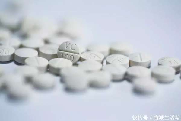 每天吃一片维生素c的人身体变化(每天吃一片维生素C的人，身体会怎么样？医生提醒：补充维C，记住3点)