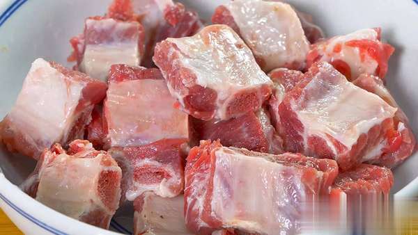 中年怕脱发怕胖怕穷(中年怕身高“缩水”、怕摔？“养骨三宝”常吃，把钙“锁”骨头里)