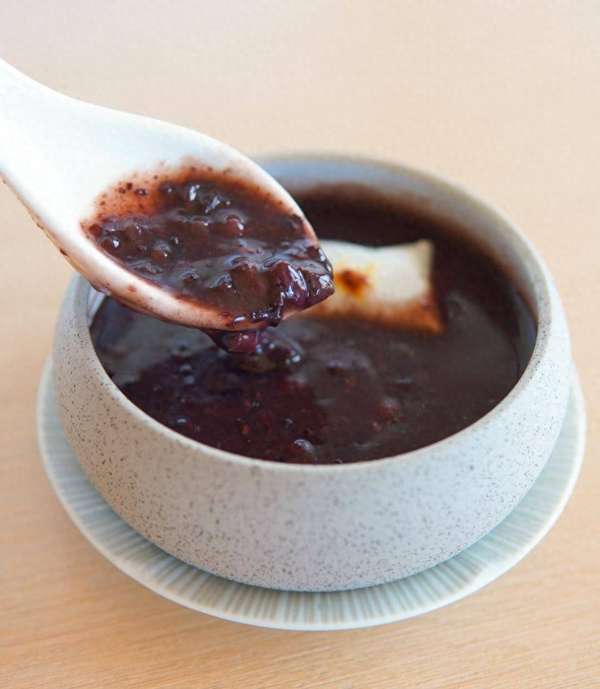 红豆紫米粥功效与作用(红豆紫米粥：营养美味的秋冬甜粥)