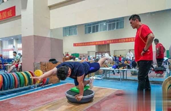 国家举重队训练视频(国家举重队练胸合集：6个常用动作，连外国人都在学)