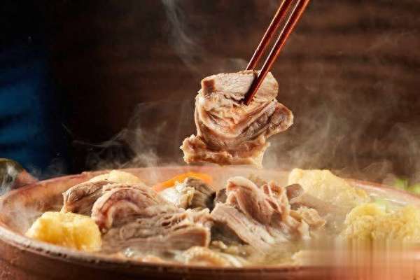 冬天进补适合吃什么食物(冬天进补不复杂！吃对“4类10样”，让全家暖洋洋)