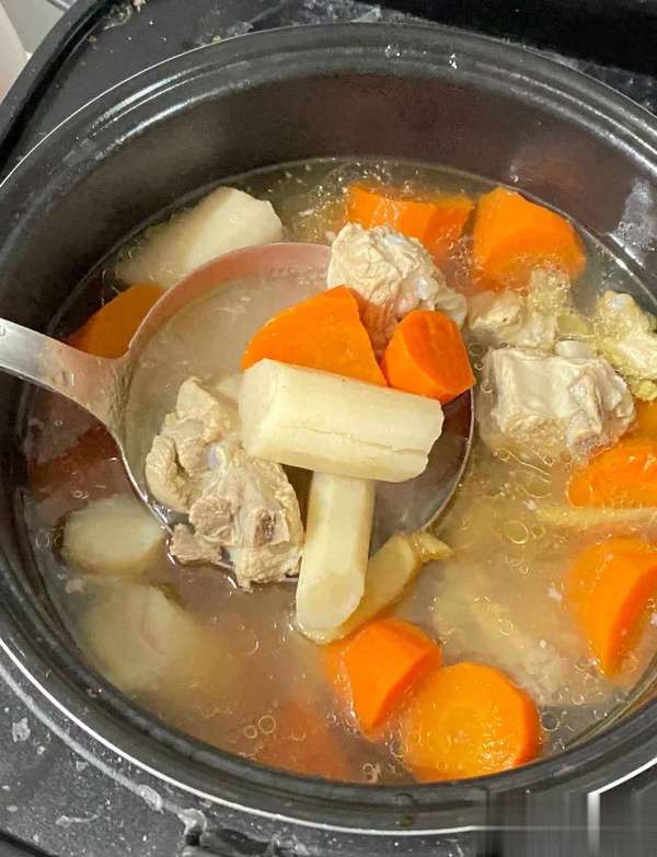 人老先老腿的下一句是什么(人老先老腿！收好这份食材普通却顶用的“养腿食谱”)