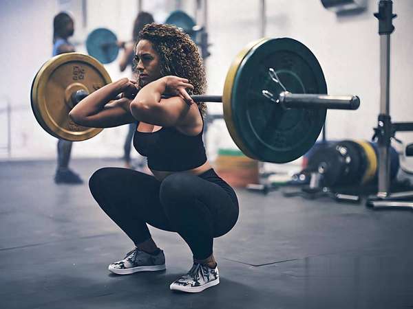 健身不练腿迟早要后悔(健身不练腿迟早后悔！5个杠铃深蹲让臀腿酸爽有力)
