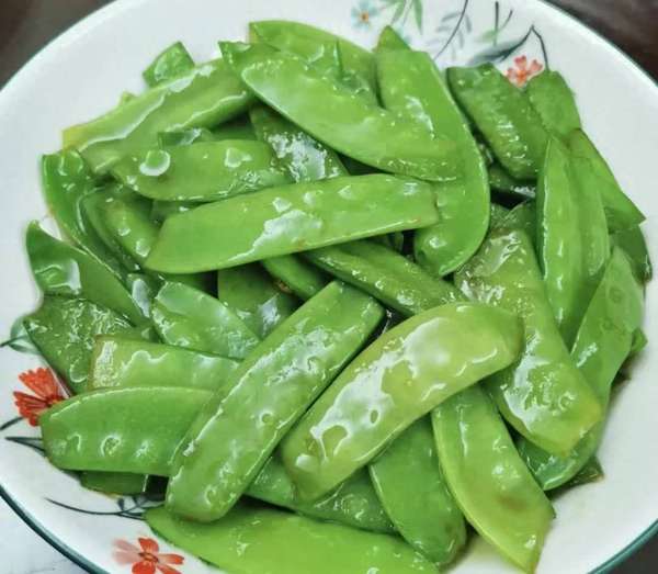 气温骤降老年人如何应对(气温骤降，中老年人吃这些豆类更护心)