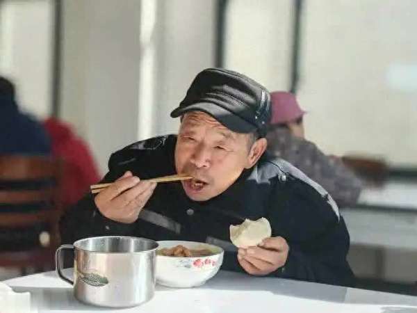 医生提醒过了60岁起床要注意这8点(医生提醒：60岁后早饭宁吃鸡蛋，也别乱吃这4样！)