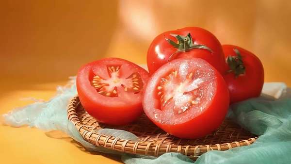 高血压的药医生说一天吃两次(医生发现：高血压每天吃一个西红柿，或有6大好处！)