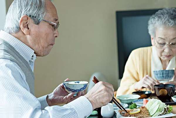 高血脂吃蒸菜可以吗(高血脂患者吃蒸菜一段时间后，身体或有4大不同)