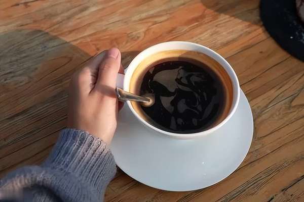 高血压是不是一口酒都不能喝(高血压一口酒都不能喝？医生怒斥：喝这3样等于不要命！)