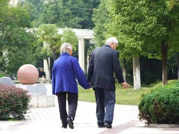 散步对脂肪肝有好处吗(医生揭秘：常散步的脂肪肝患者，不久后身体有3大改善)