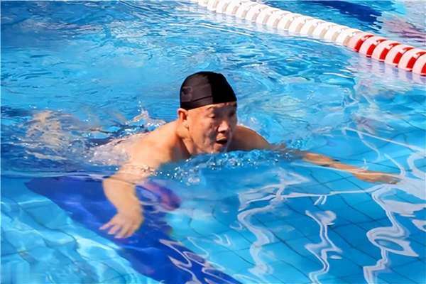 游泳是保护骨骼最佳运动(游泳是强健骨骼良药！医生提醒55岁后游泳要做好4点)
