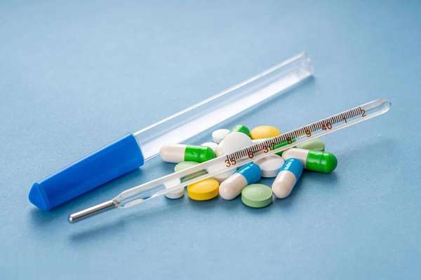 老年人医疗保险65岁以上看病报销(65岁老人险送医！吃完感冒药千万别喝它，中老年记牢)