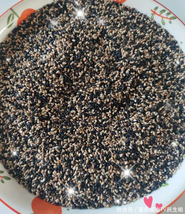 芝麻治胃炎吗(芝麻引热议！医学研究：胃炎患者常吃芝麻，或出现这4种变化)
