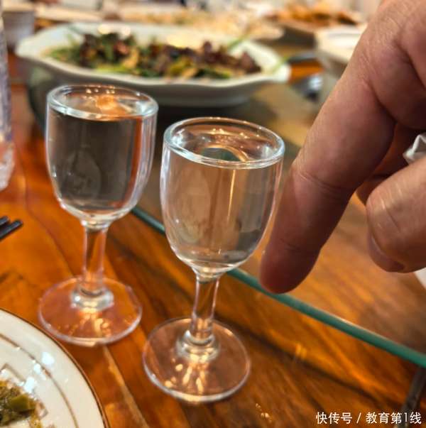 糖尿病与喝酒有关系吗(糖尿病与喝酒有关？医生忠告：患糖尿病的人，一定要远离这2种酒)