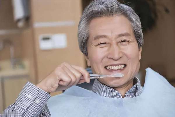 口腔出现五种迹象或是癌症的信号(口腔或暗示疾病？医生：出现这5种情况，可能与刷牙无关)