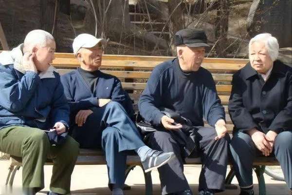 晒太阳补钙是“假”的？医生建议：人老想补钙，这6事很重要