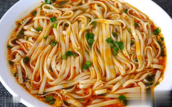 晚餐为什么不建议吃面条(晚餐为啥不建议吃面条？医生：不止它，这6种食物也少吃)