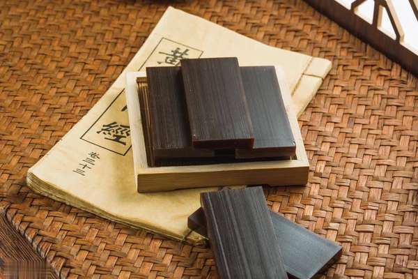 阿胶不可盲目食用(阿胶非万能补品！医生：盲目滋补或患4种疾病)