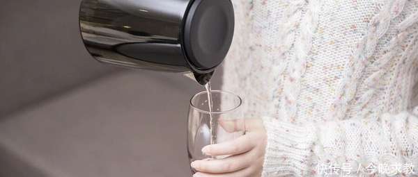 喝水后出现这6个异常(喝水后出现这5种变化，千万别大意！可能是身体在“报警”谨防泌尿系统的“沉默杀手”)
