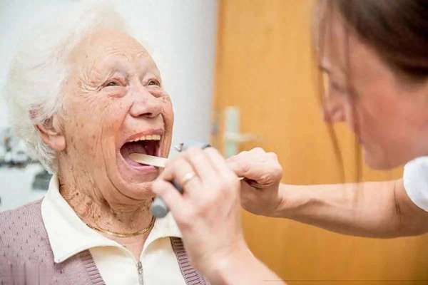 医生说早晚刷牙什么意思(早晚刷牙是错的？医生告诫50岁后改掉4个刷牙习惯)