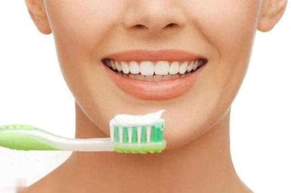 每天刷一次牙和两次牙的区别(每天刷两次牙和刷一次牙有啥区别？医生揭秘，原来我刷错了)