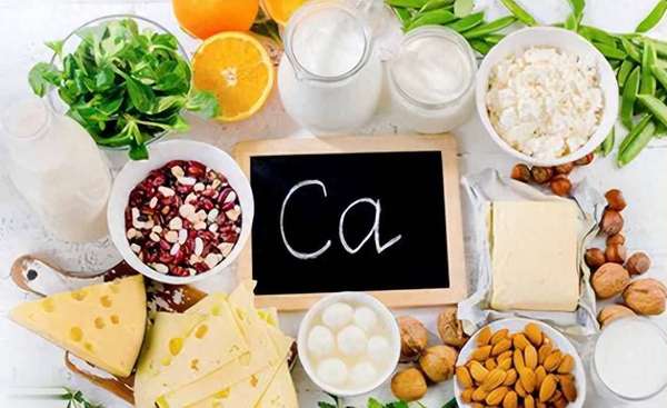 中老年人缺钙吃什么钙片补最好(缺钙别只盯着钙片！中老年人多吃这8种真正补钙的食物)