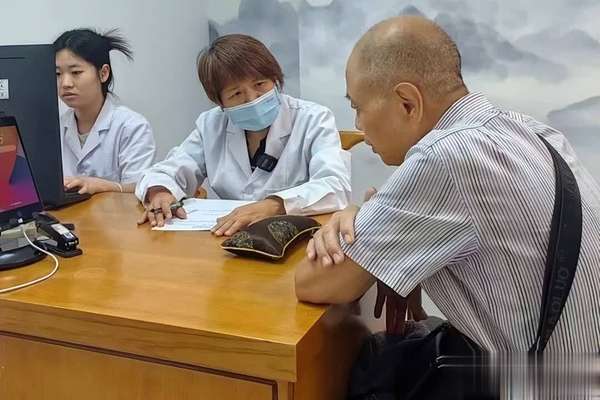 治疗疝气专家讲解(数名医生叮嘱：男性疝气修补术后患者务必盯紧这5点)