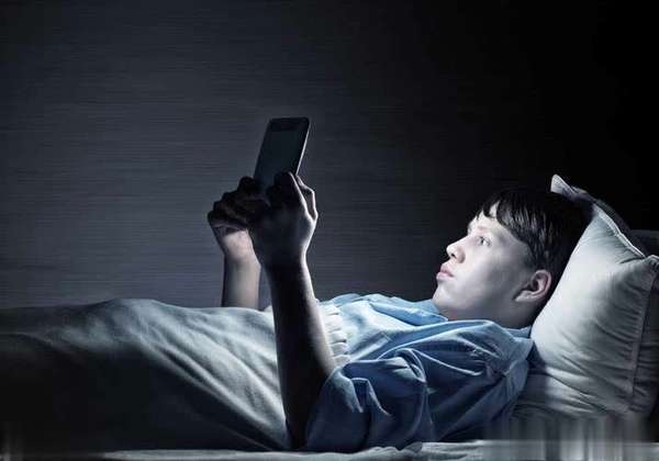 早上这个时间起床比熬夜更可怕(早上这个时间起床比熬夜还可怕？专家答案令人吃惊)