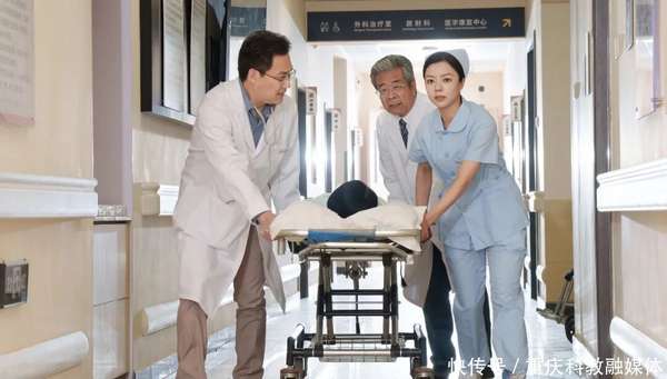 湖南59岁老人在医院大厅跌倒死亡(湖南一75岁老人晕倒急救！医生强调：吃完降压药可别碰这些，咋不听劝)