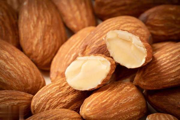 吃坚果杏仁的好处和坏处(杏仁是高钙坚果？医生建议：骨质疏松的人，要常吃这4种坚果)