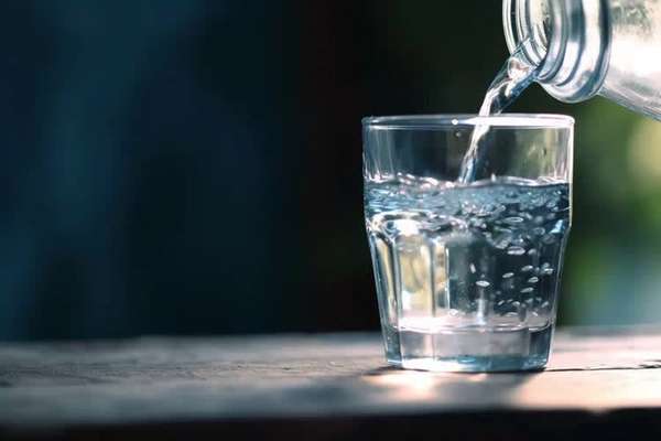 喝水有哪4种表现说明肾脏不好(喝水时的这些异常，或是肾结石信号)