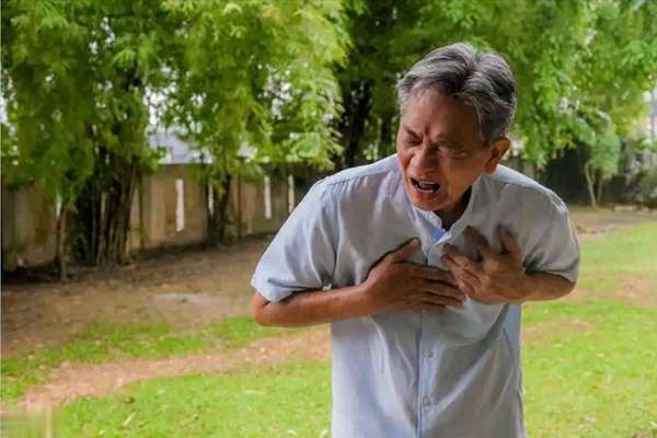 高血脂隐性高危食物(高血脂的隐性危机：不容忽视的身体信号)