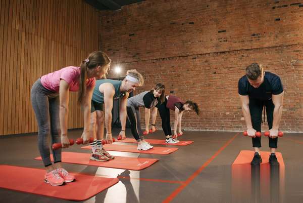 扑克牌健身法火了！2025随机训练红榜，抽1张燃脂翻倍