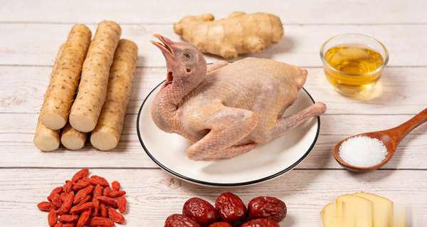 山药炖鸽子功效与作用(山药炖鸽子，中老年术后黄金汤，补而不燥养气色！)