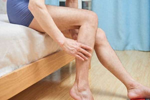 血管堵塞腿部有什么症状(腿部血管堵塞有啥症状？了解信号早发现早治疗)