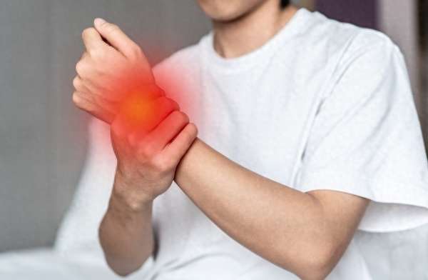 脚肿腿肿手肿是什么原因(脚肿、手肿、脚踝疼肿原因及常见应对方法解析)