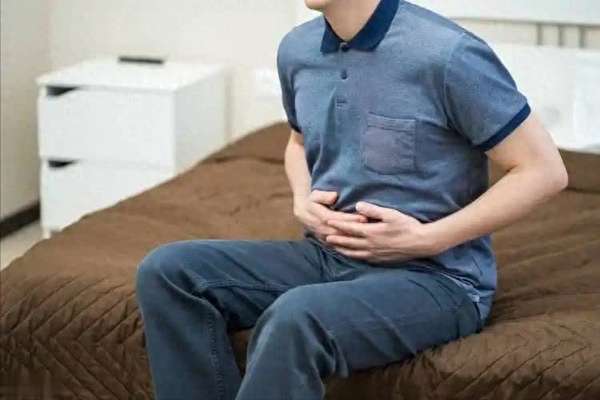 医生告诉你排便技巧(医生告诫：排便出现这些现象，肠道或有炎症，别忽视！)