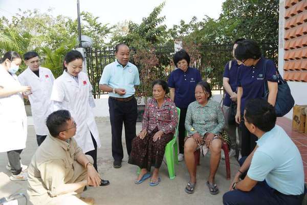 健康联结友谊：柬中社会组织将中医送到达弄村