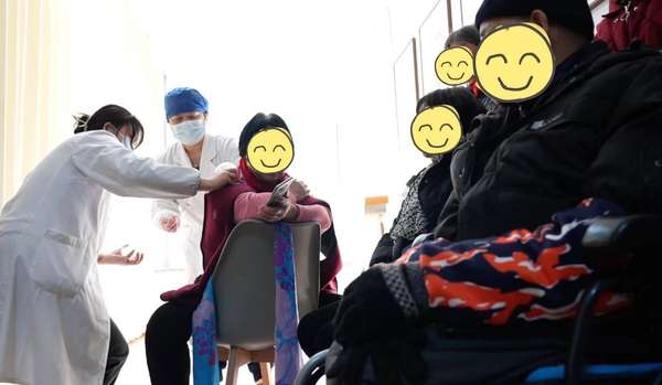 艾灸贴涌泉穴(针灸、艾灸、穴位贴敷…金山这里的中医服务直通家门口！)