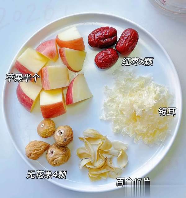 银耳配一宝润肺又养颜(银耳搭一宝，清肺润燥！连喝三天呼吸畅快没负担)