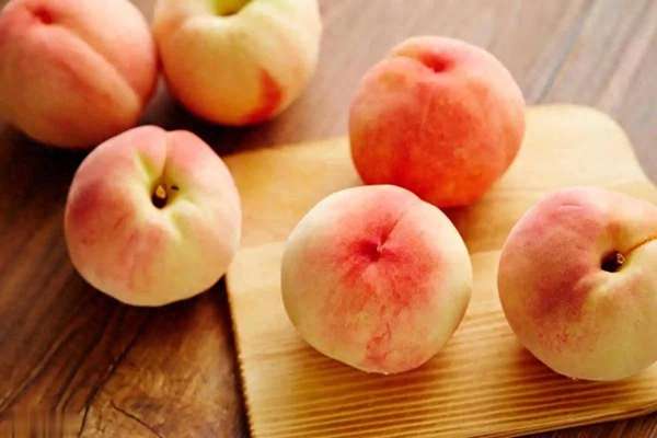 桃子为什么对肾有危害(桃子是肾脏“负担”？医生告诫肾不好者5种水果别多吃)