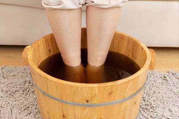 中医医生不建议每晚泡脚(医生提醒：冬天频繁泡脚不注意这4点，易诱发疾病)