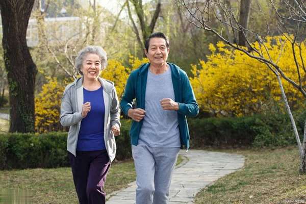 医生建议运动但是不想运动怎么办(医生发现：坚持运动和不运动差异大，平时多运动或更有益健康)